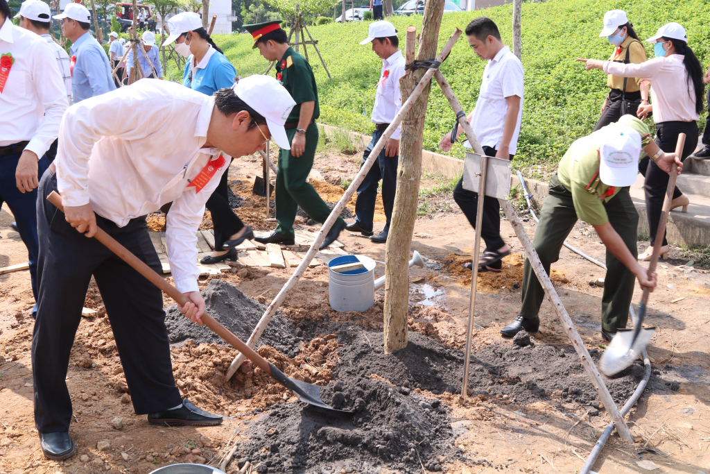 Trồng vườn cây xanh tại Lễ phát động Tết trồng cây đời đời nhớ ơn Bác