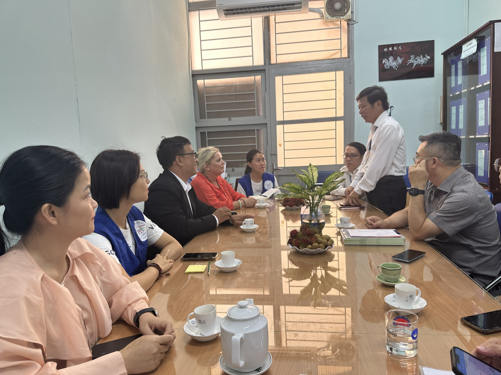 Hình 2: TS. Huỳnh Văn Chẩn trao đổi về chương trình đào tạo CTXH 