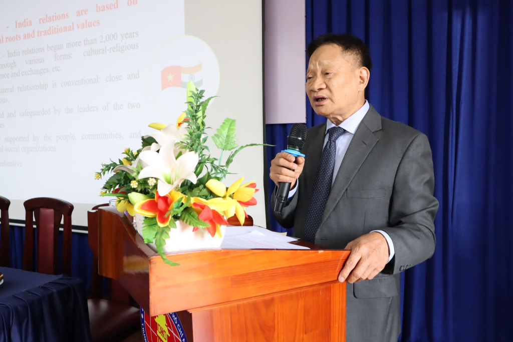 PGS.TS. Hoàng Văn Việt - Phó Trưởng khoa Khoa học Xã hội, Trưởng ngành Đông phương học, Trường Đại học Quốc tế Sài Gòn với báo cáo “Việt Nam và Ấn Độ: Xây dựng (hướng tới) hình mẫu quan hệ trong bối cảnh thế giới mới” - Ảnh: Phương Khanh 