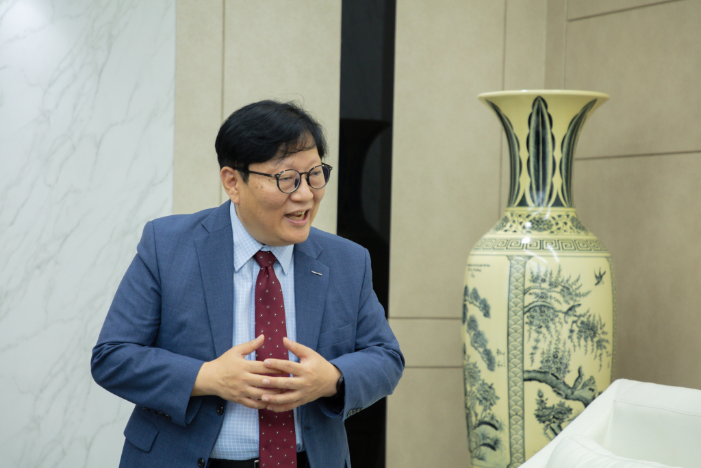 GS. Jung Gyoo Yeol giới thiệu đôi nét về Đại học POSTECH - Ảnh: Lý Nguyên