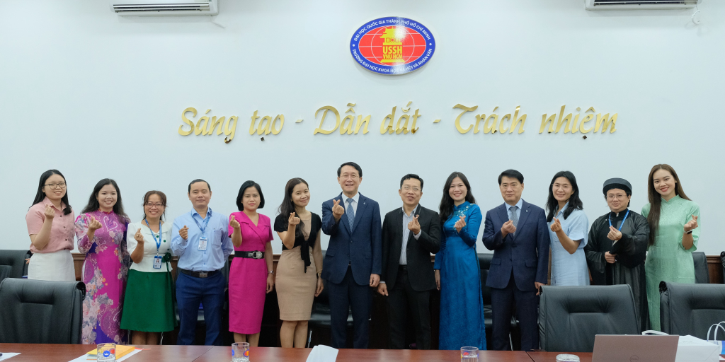 Hai bên chụp ảnh kỷ niệm sau buổi gặp mặt - Ảnh: Huyền Linh