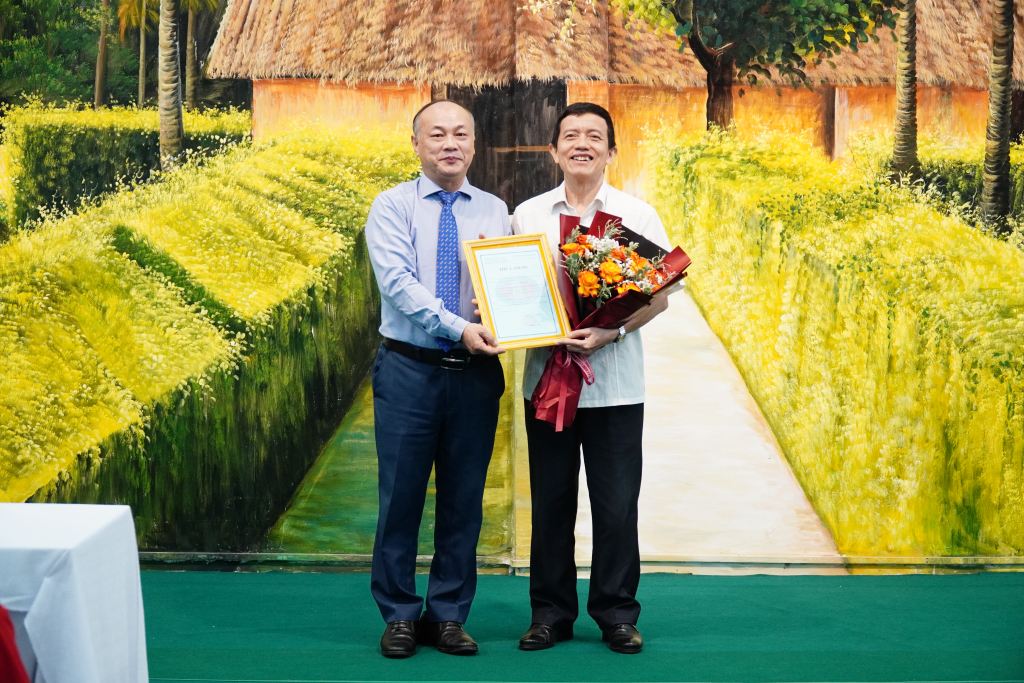 TS. Phan Thanh Định – Phó Hiệu trưởng Nhà trường, trao hoa và thư cảm ơn cho PGS.TS Nguyễn Mạnh Hà - Ảnh: Phạm Trí