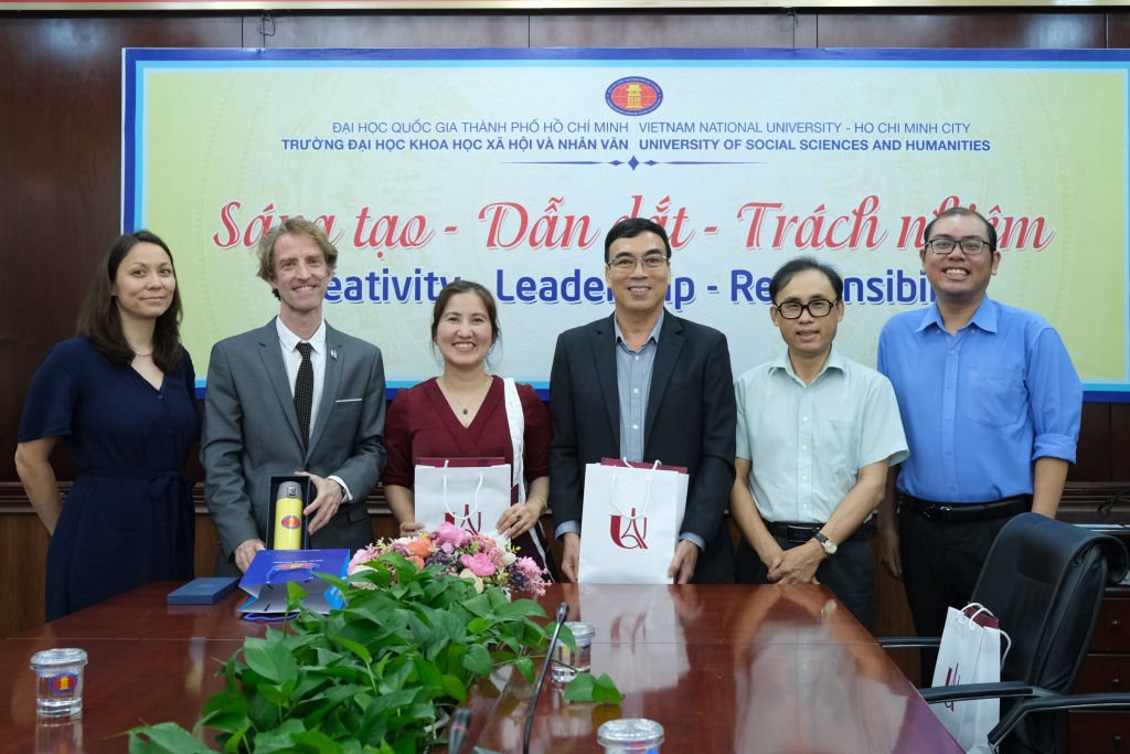 Đại diện hai đơn vị chụp ảnh sau buổi làm việc - Ảnh: Hương Mỹ