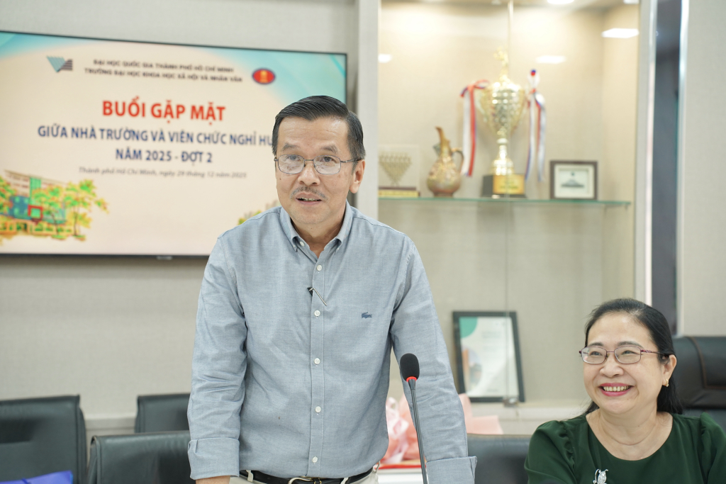 TS. Trương Văn Minh, nguyên giảng viên Khoa Văn hoá học chia sẻ về quá trình công tác giảng dạy tại trường - Ảnh: HẠNH NGUYÊN