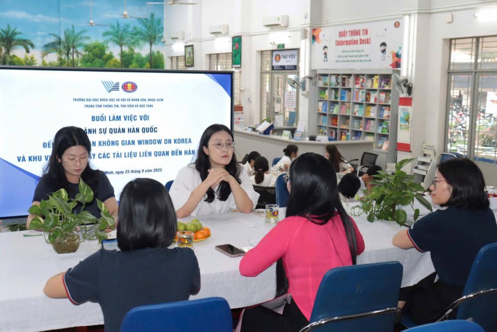Đại diện Nhà trường và Lãnh sự quán Hàn Quốc đang thảo luận về phương hướng phát triển không gian văn hóa "Window on Korea" - Ảnh: THÚY QUỲNH