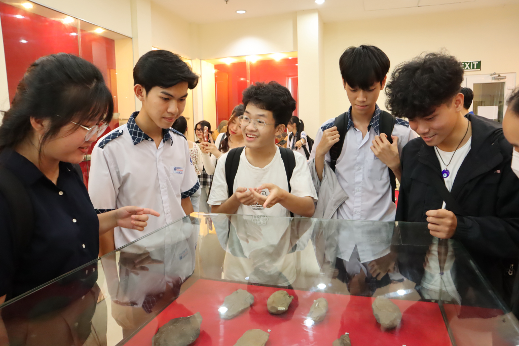 Học sinh trường THPT Long Thành thích thú với di vật đồ đá thời tiền sử tại Bảo tàng Lịch sử - Văn hóa - Ảnh: Nhật Ánh