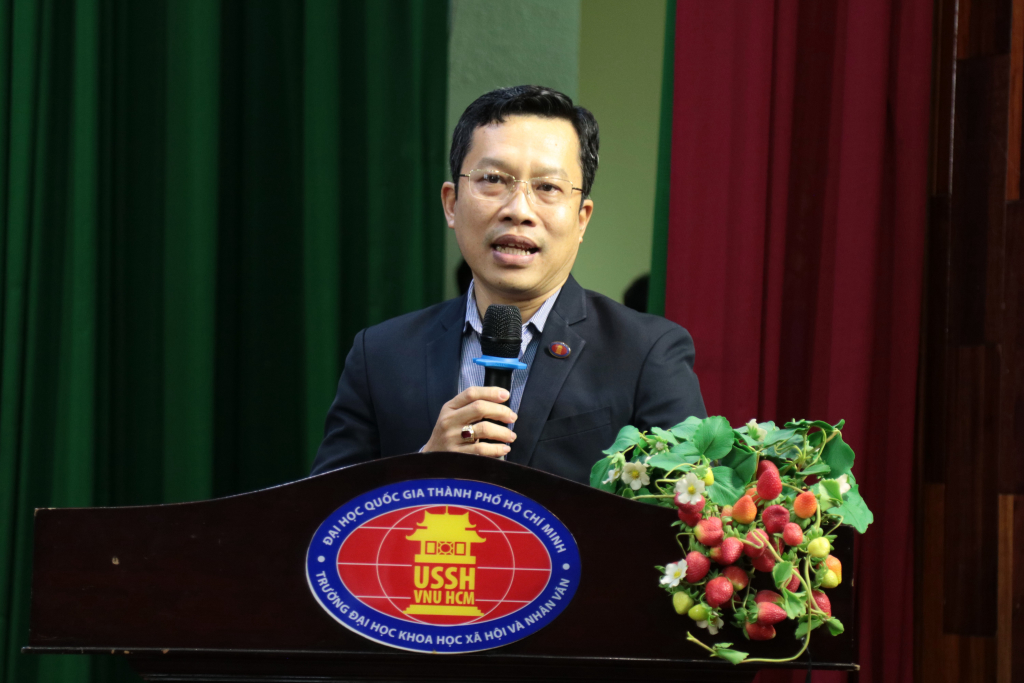 TS. Lê Hoàng Dũng tuyên dương, động viên các sinh viên đã nỗ lực thực hiện đề tài nghiên cứu - Ảnh: Phạm Trí