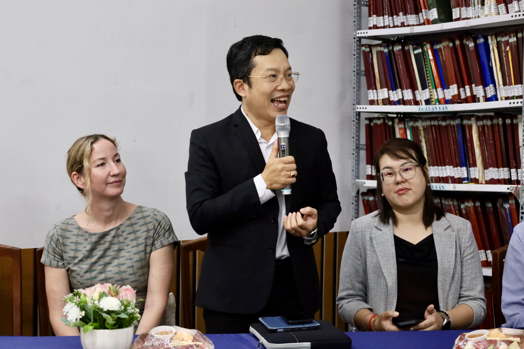 TS. Lê Hoàng Dũng, Phó Hiệu trưởng Nhà trường, dành tặng lời khen cho sự chỉn chu và sáng tạo của các nhóm sinh viên trong từng sản phẩm dự thi - Ảnh: NHƯ THẢO