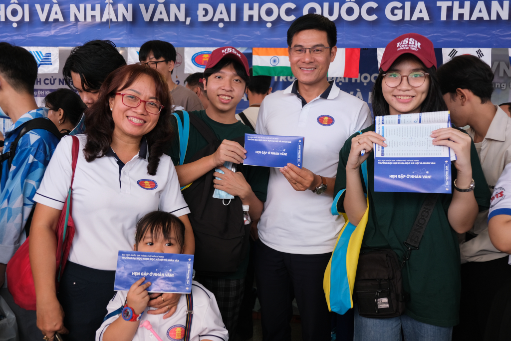Ban tư vấn chụp hình cùng các bạn học sinh sau khi giải đáp thắc mắc về ngành nghề - Ảnh: Hương Mỹ