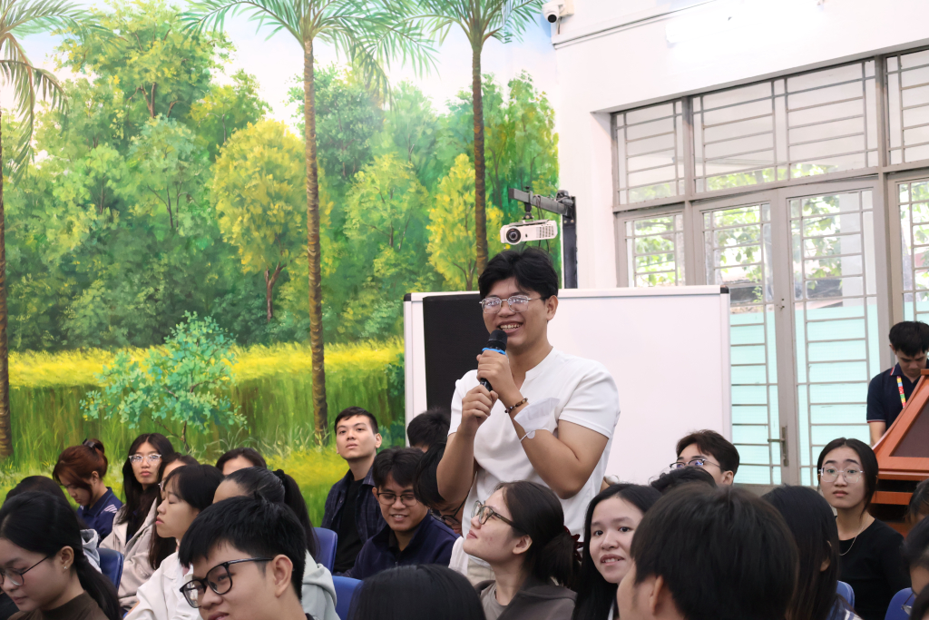 TS. Bùi Thu Hằng trực tiếp lắng nghe và giải đáp các thắc mắc của sinh viên - Ảnh: THANH KHUÊ