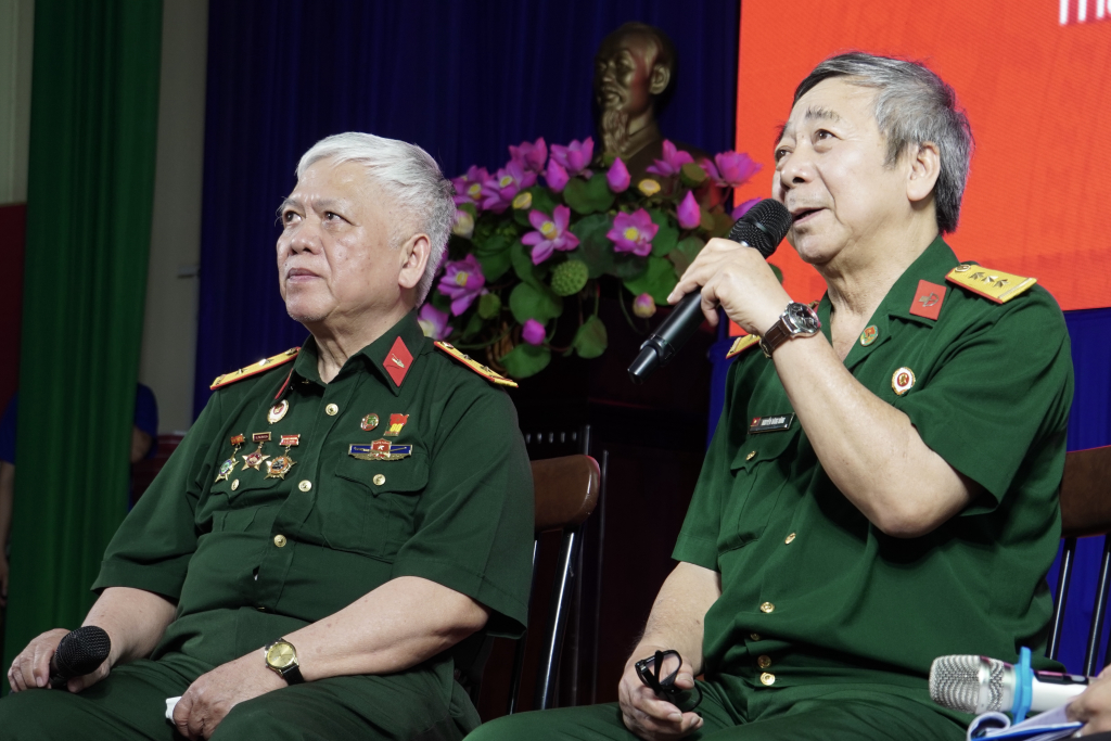 Bác Nguyễn Đăng Dũng và bác Phan Trọng Sơn đã viết tiếp khát vọng thống nhất đất nước của người anh thân yêu - Ảnh: KHÁNH MY