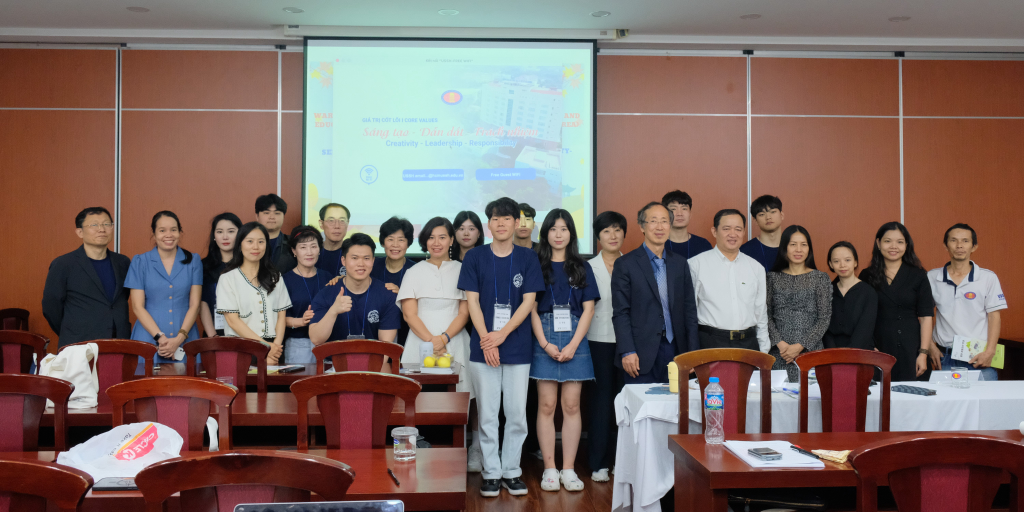 Sau buổi gặp mặt, nghiên cứu viên và sinh viên Đại học Yeungnam đã báo cáo kết quả nghiên cứu của mình tại tọa đàm - Ảnh: Huyền Linh