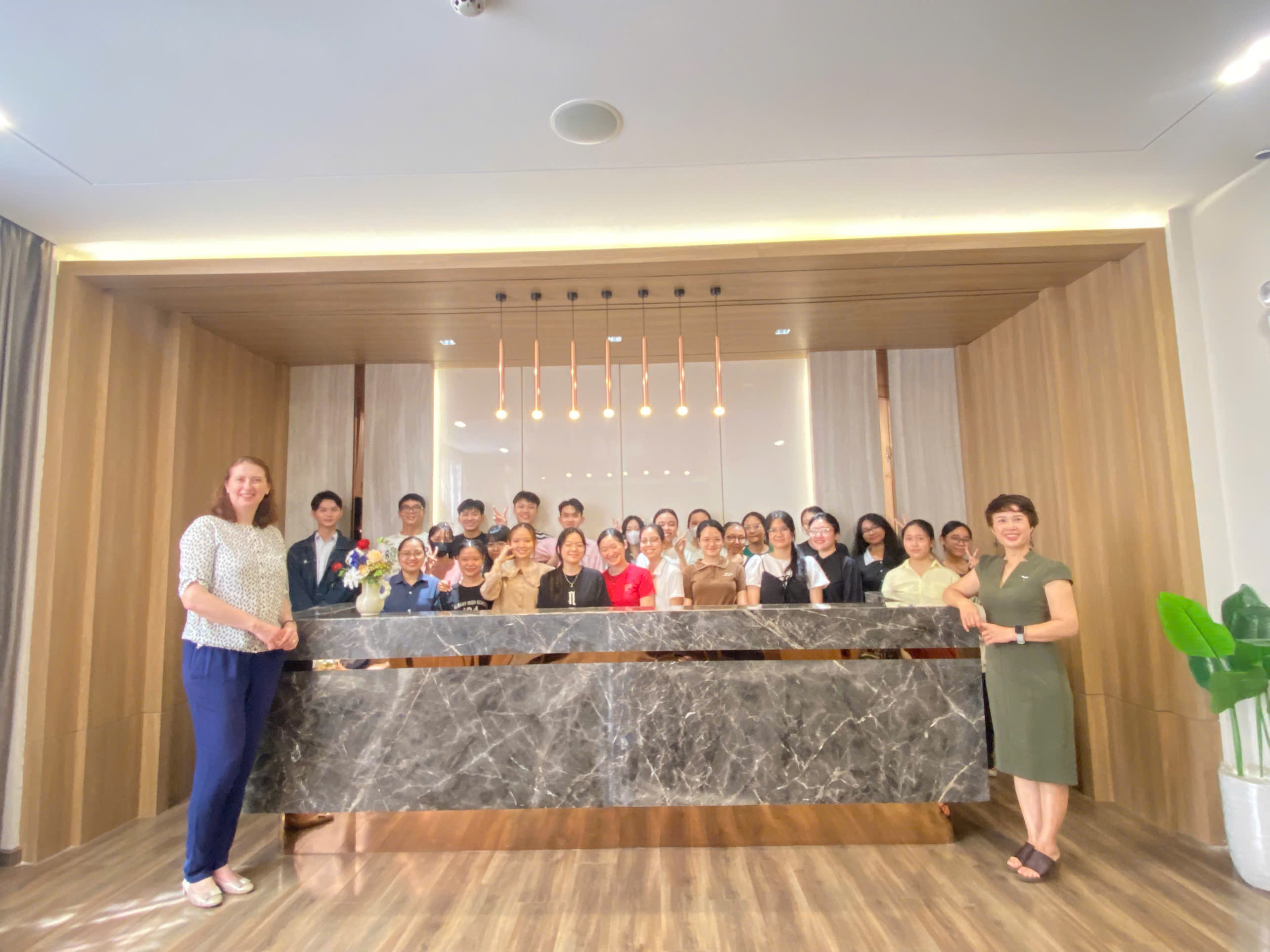 SINH VIÊN NGÔN NGỮ NGA TRẢI NGHIỆM THỰC TẾ VÀ RÈN LUYỆN NGOẠI NGỮ TẠI KHU THỰC HÀNH DU LỊCH THÔNG MINH
