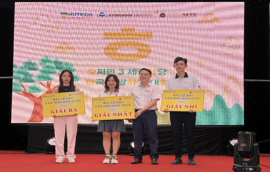 Sinh viên Khoa Hàn Quốc học giành giải Nhất hạng mục Trang trí gian hàng trong Lễ hội Văn hóa Hàn Quốc 2023