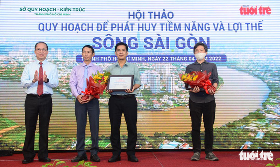 Ngô Tuyết Nhi và nhóm nghiên cứu văn hóa - Khoa Văn hóa học Trường ĐHKHXH&NV-ĐHQG-HCM đạt giải 3 tập thể cuộc thi Hiến kế phát triển sông Sài Gòn