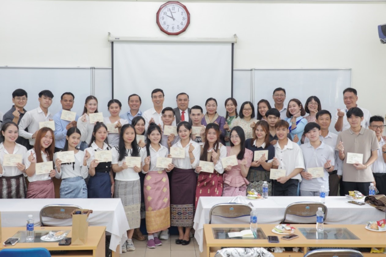 Lễ bế giảng khóa học dự bị tiếng Việt cho đoàn lưu học sinh Lào năm học 2023-2024