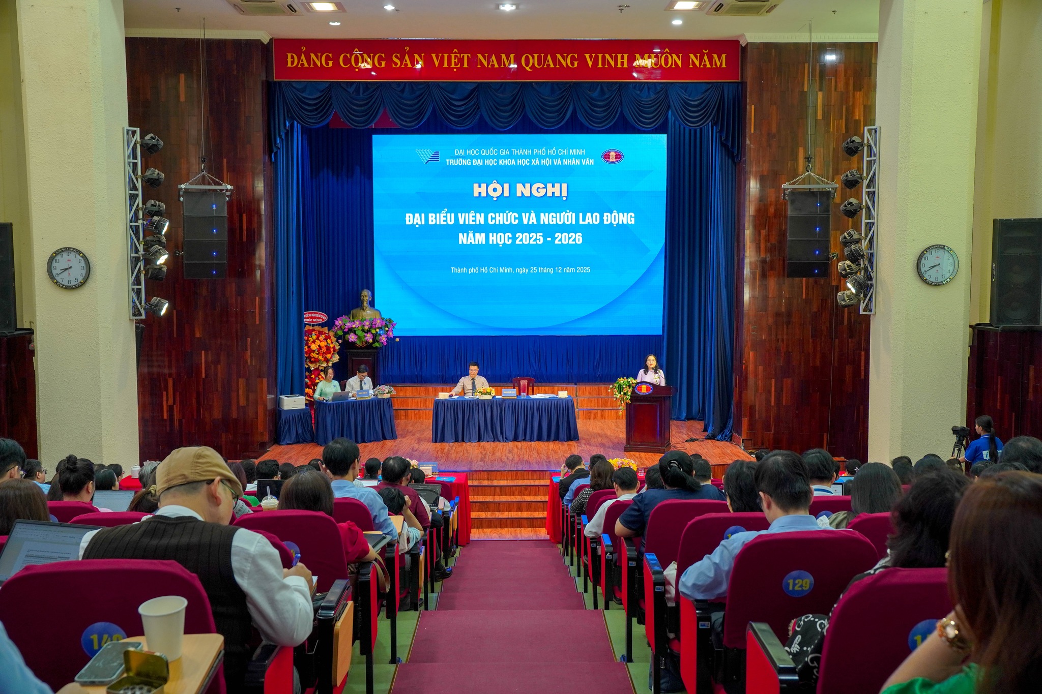 Viên chức Viện Nghiên cứu Khoa học xã hội và Nhân văn được bổ nhiệm chức danh Phó Giáo sư và Nhận bằng khen Bộ trưởng Bộ GĐ-ĐT