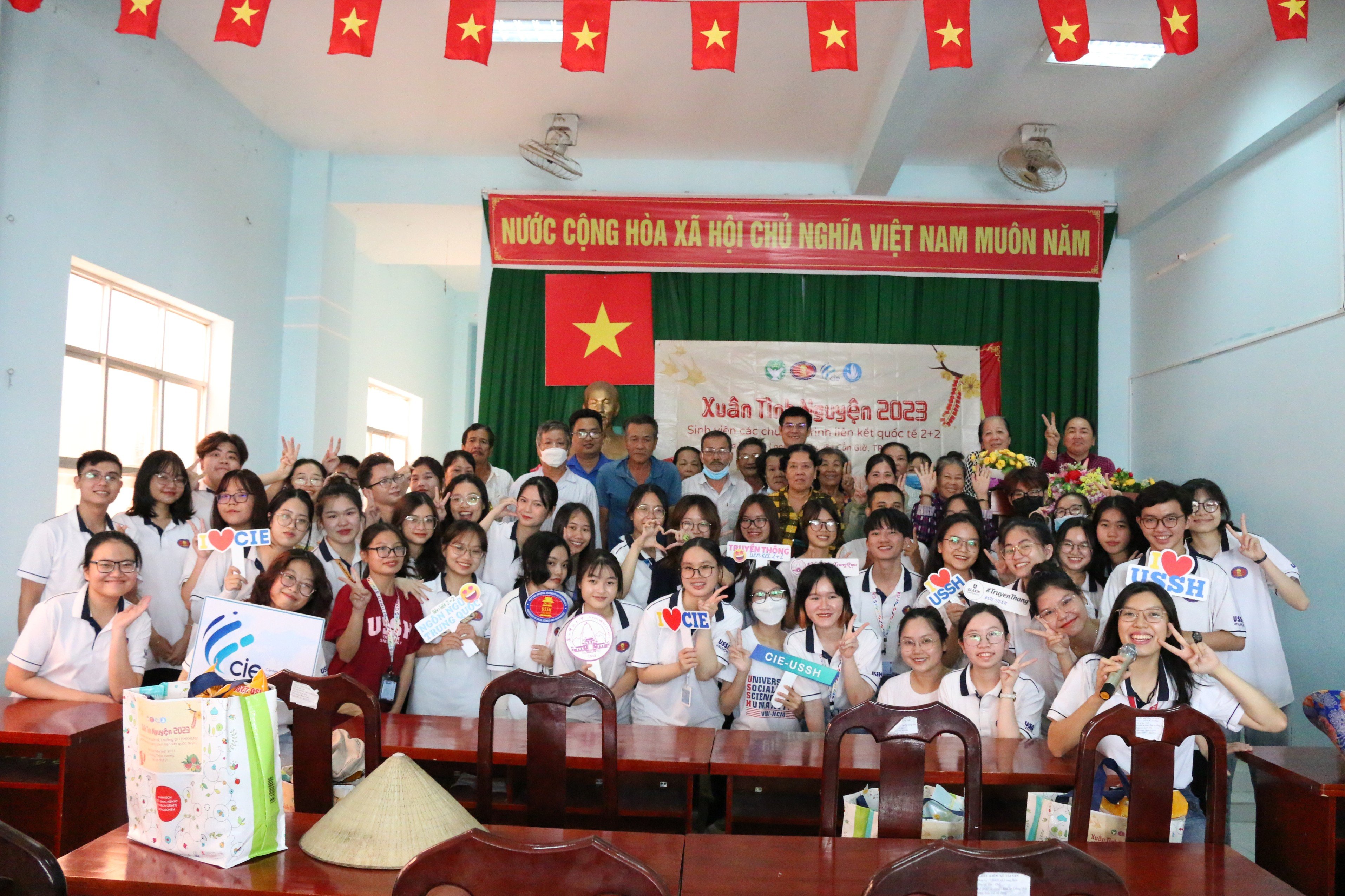 Xuân tình nguyện 2023: Sinh viên các chương trình liên kết quốc tế 2+2 trao quà Tết cho các hộ dân khó khăn và dọn vệ sinh bãi biển Cần Giờ