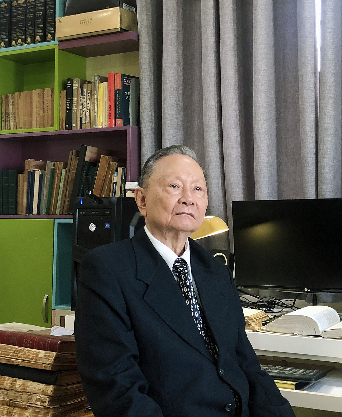 Phấn trắng lòng son (Hữu Ái)