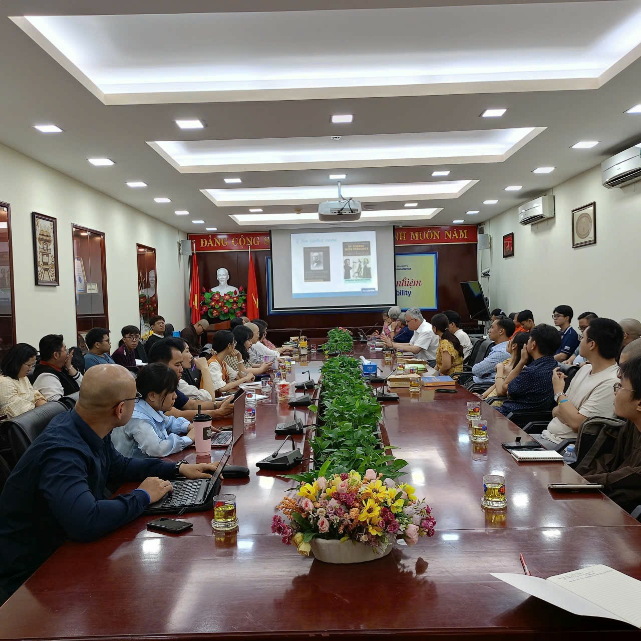 Sinh hoạt khoa học quốc tế "Khoa học và tôn giáo"