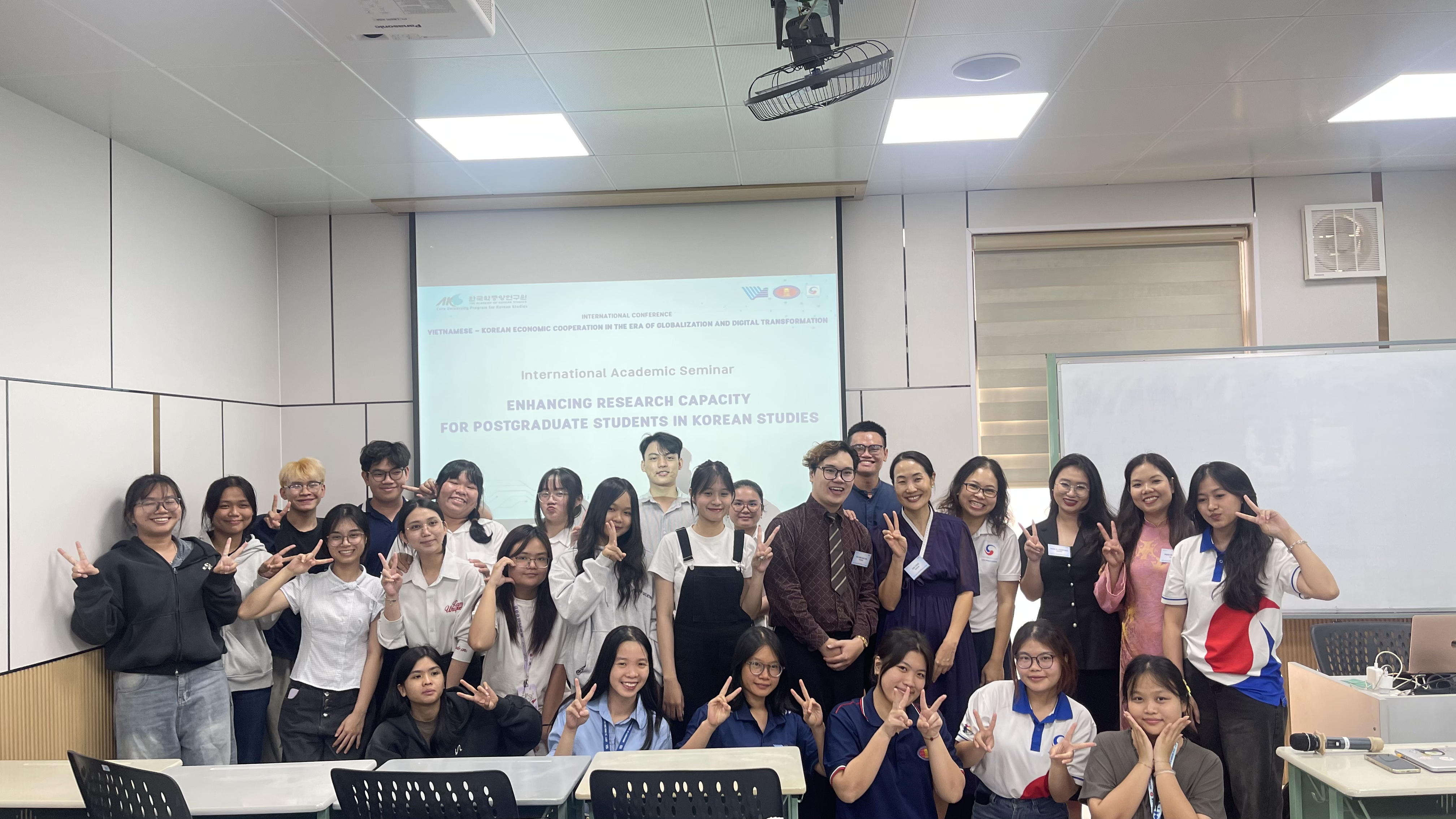 Sinh hoạt khoa học dành cho học viên ngành Hàn Quốc học năm học 2025-2026