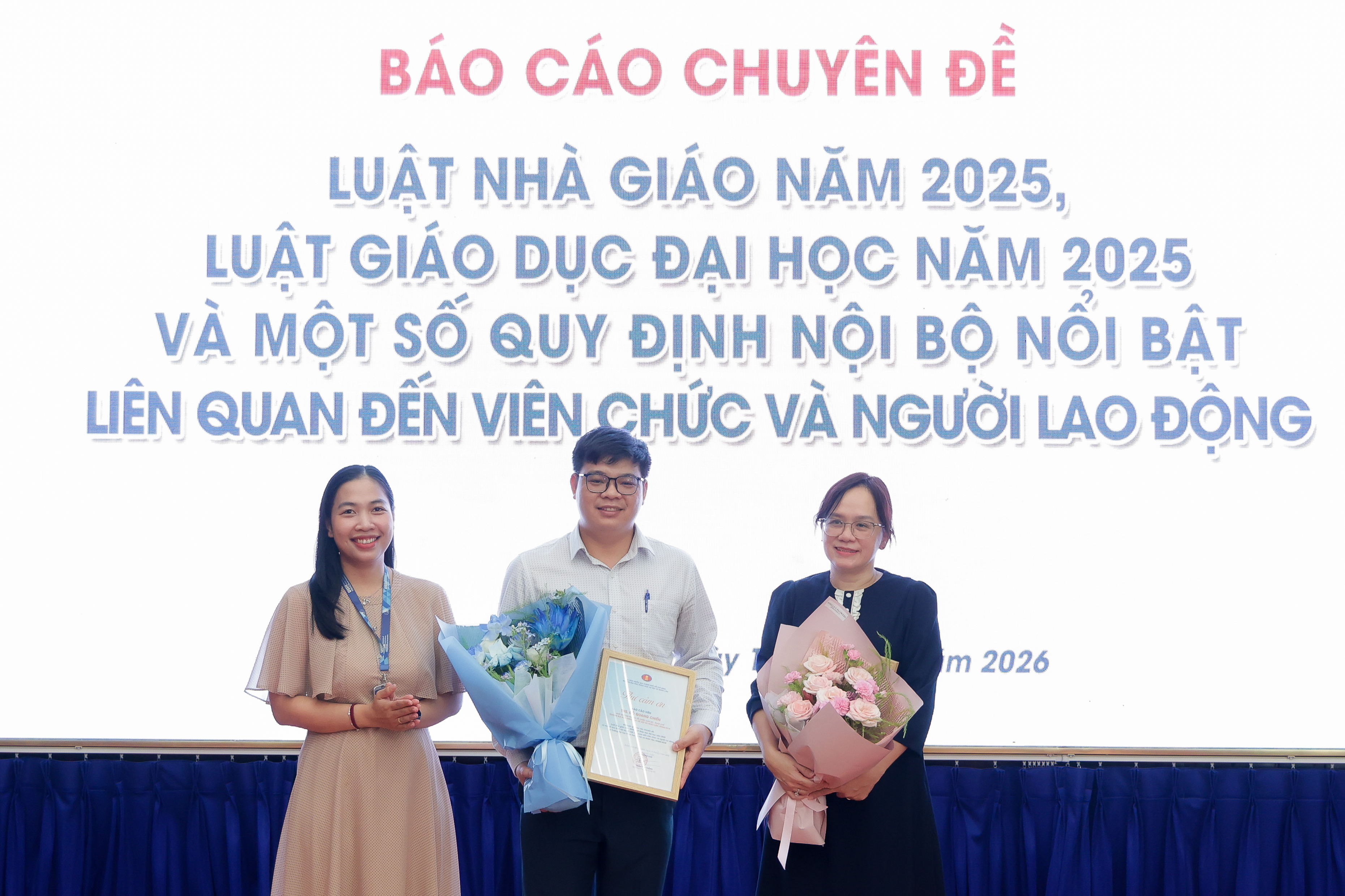 Trường ĐH KHXH&NV tổ chức báo cáo chuyên đề về Luật Nhà giáo, Luật Giáo dục đại học và các quy định nội bộ liên quan đến viên chức, người lao động