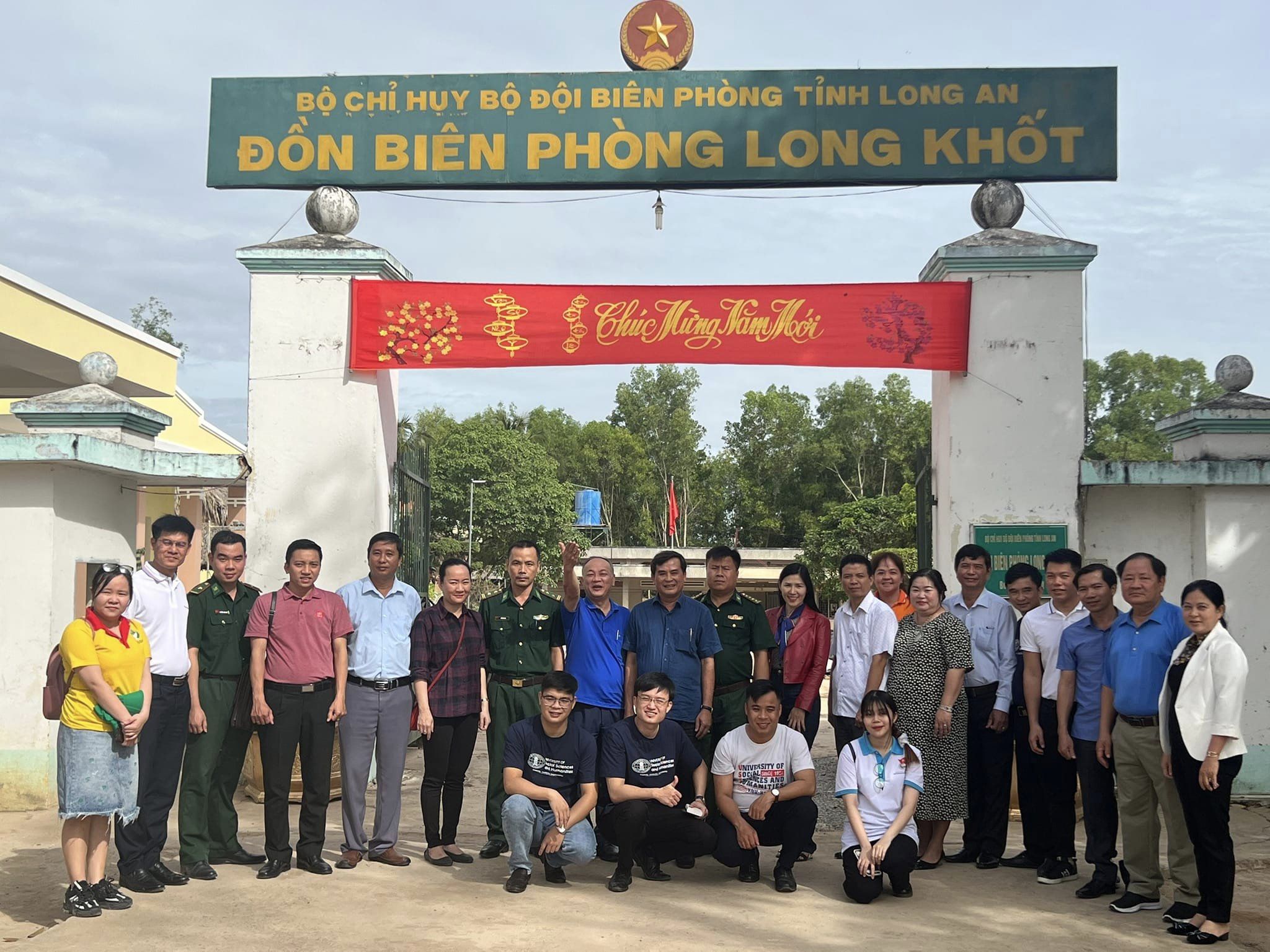 Chi bộ Phòng ĐN&QLKH tham gia đoàn CLB Tuyên giáo Trường ĐH KHXH&NV, ĐHQG-HCM sinh hoạt, tìm hiểu thực tế tại huyện ủy Vĩnh Hưng, tỉnh Long An