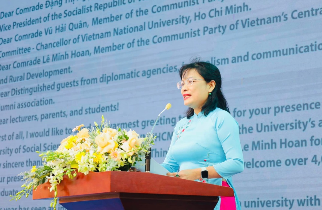 Hiệu trưởng nhắn gửi tân sinh viên: Hãy là những người trẻ sống một cuộc sống đáng giá nhất.