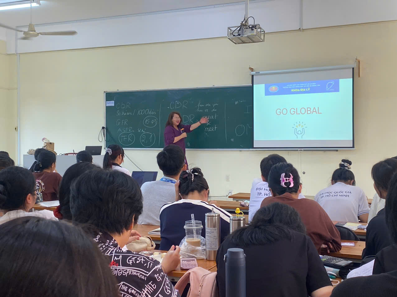 Hoạt động hỗ trợ sinh viên học ngoại ngữ