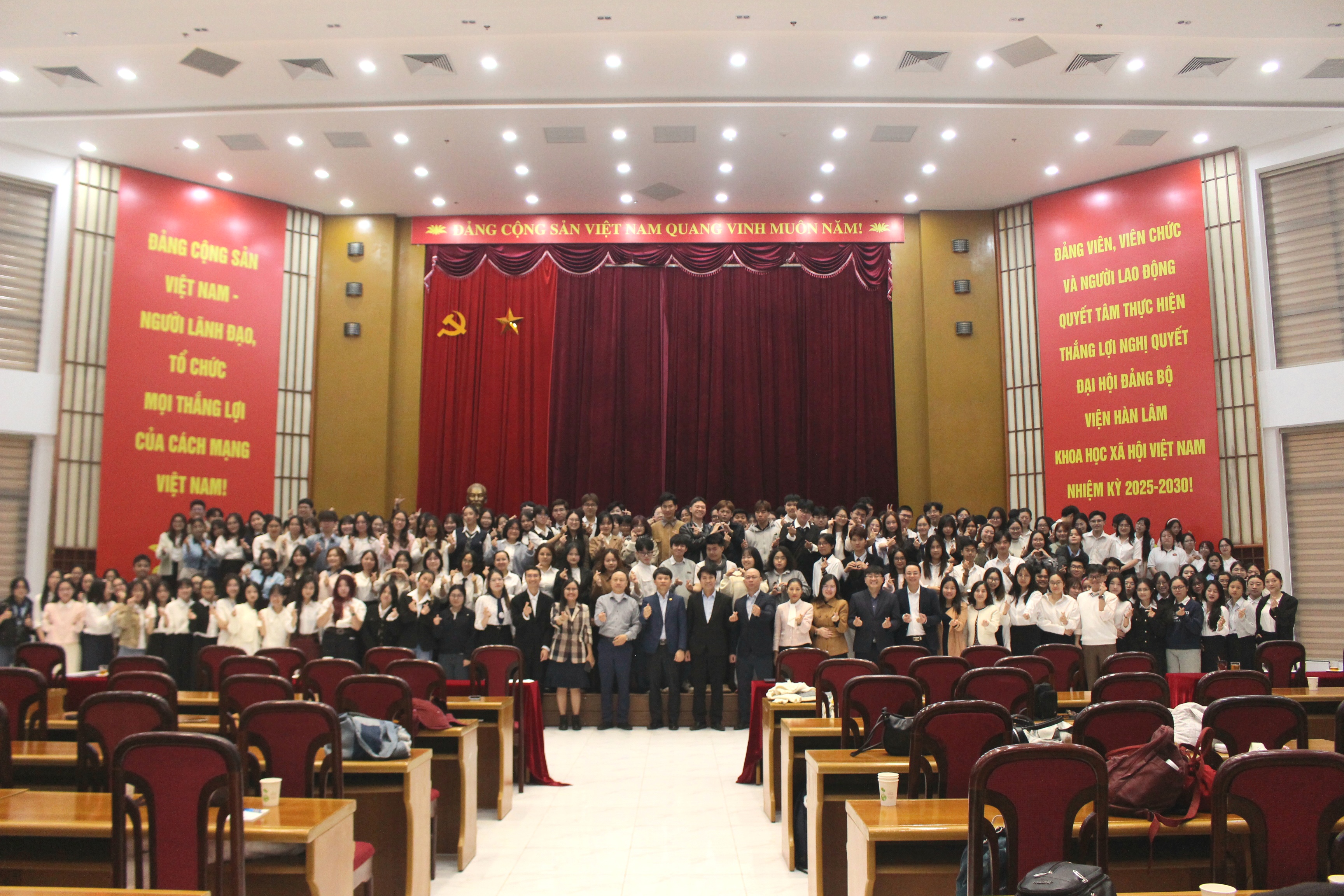 Chương trình thực tế trong nước | Học tập và Giao lưu tại Viện Sử học