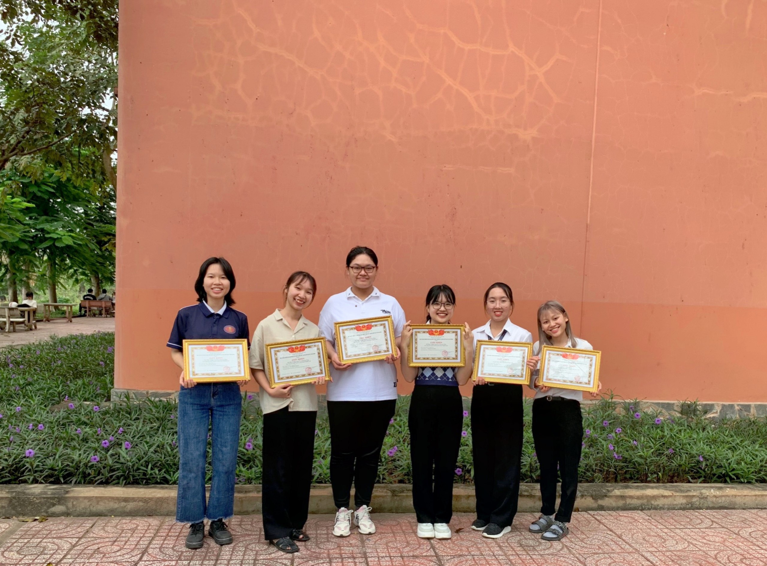 Sinh viên Khoa Thư viện – Thông tin học nhận giải thưởng nghiên cứu khoa học sinh viên năm học 2021-2022