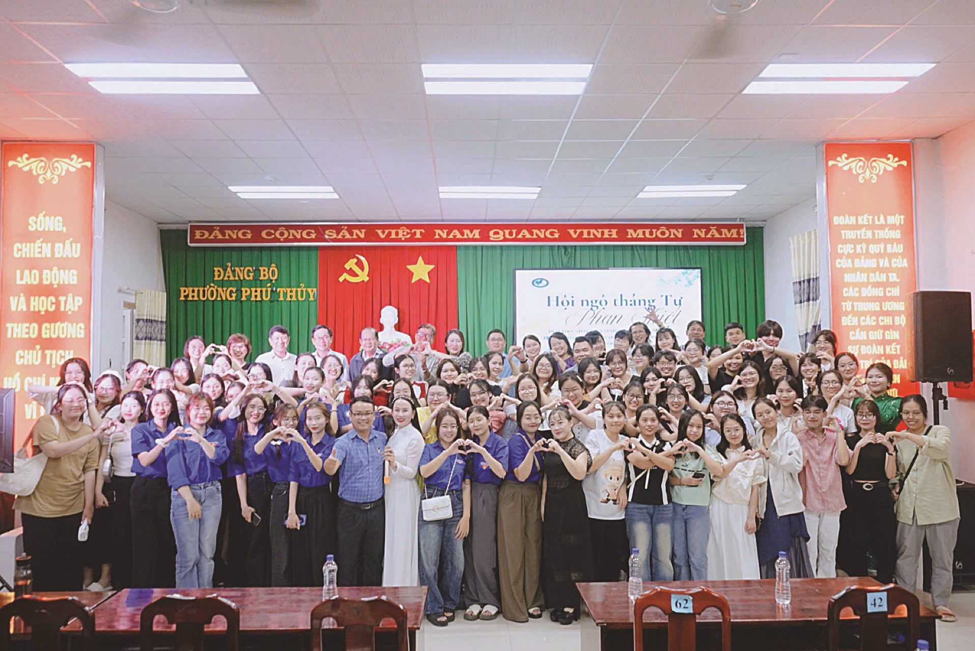 Sinh viên khoa Văn học khảo sát, nghiên cứu văn học và tư liệu Hán Nôm Bình Thuận