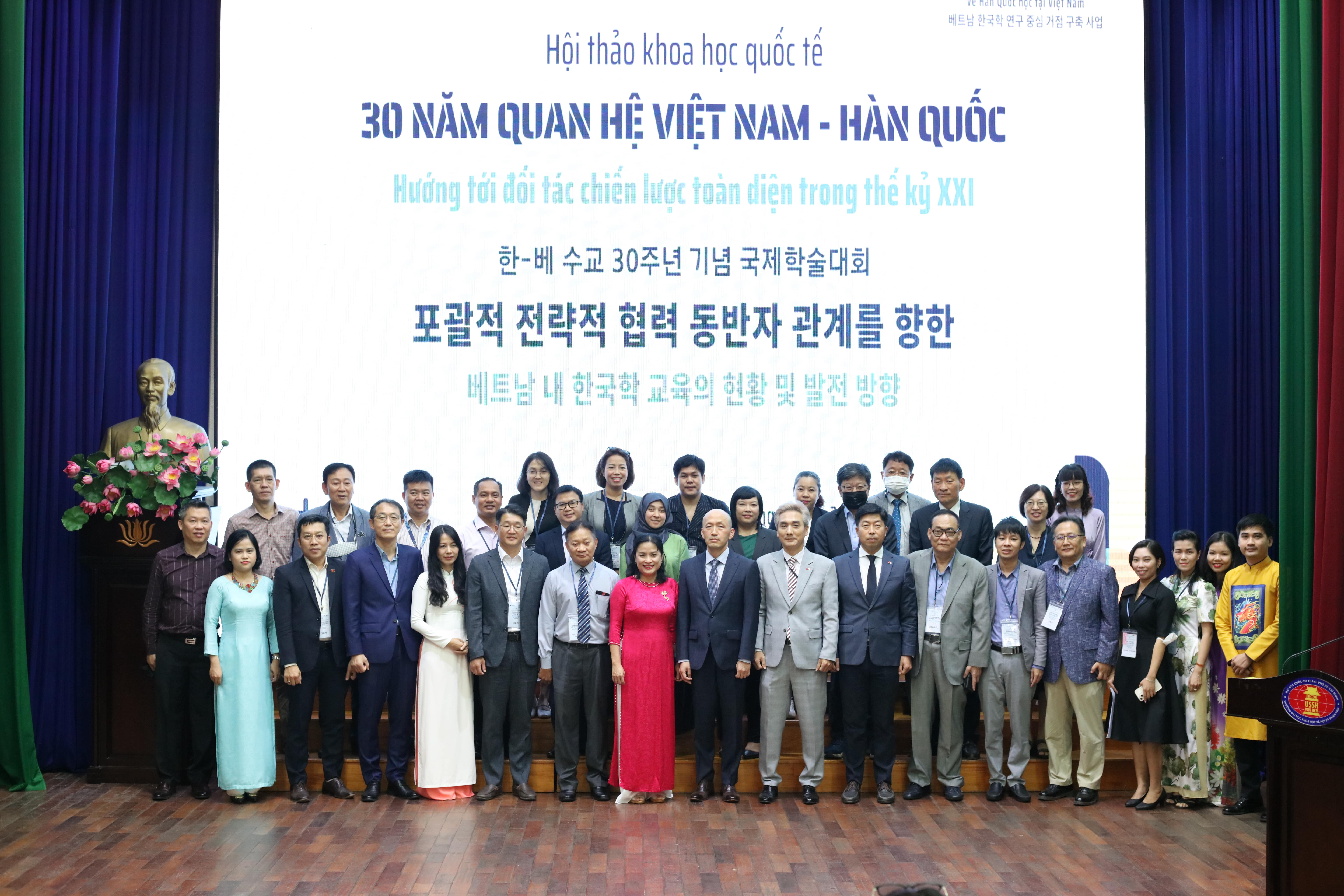 Nhìn lại chặng đường 30 năm quan hệ Việt Nam - Hàn Quốc, hướng tới đối tác chiến lược toàn diện trong thế kỷ XXI