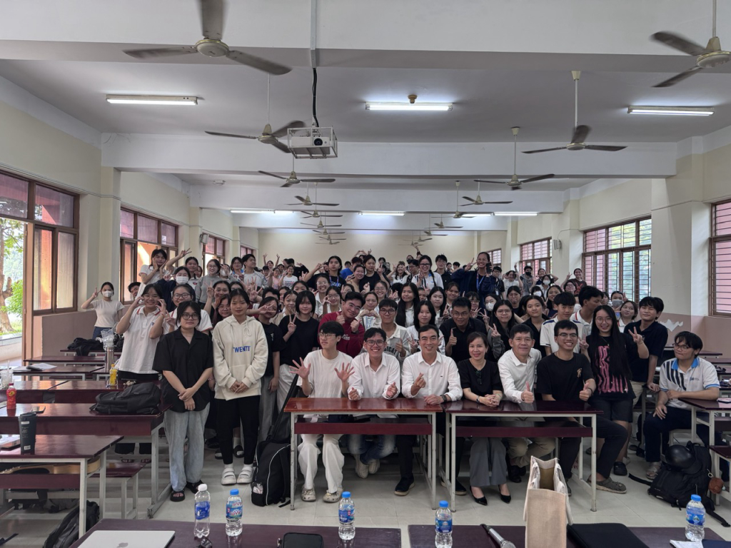 ĐẠI DIỆN BAN GIÁM HIỆU GẶP GỠ VÀ TƯ VẤN SINH VIÊN KHÓA 2024: CƠ HỘI KHÁM PHÁ CHƯƠNG TRÌNH SINH VIÊN TÀI NĂNG