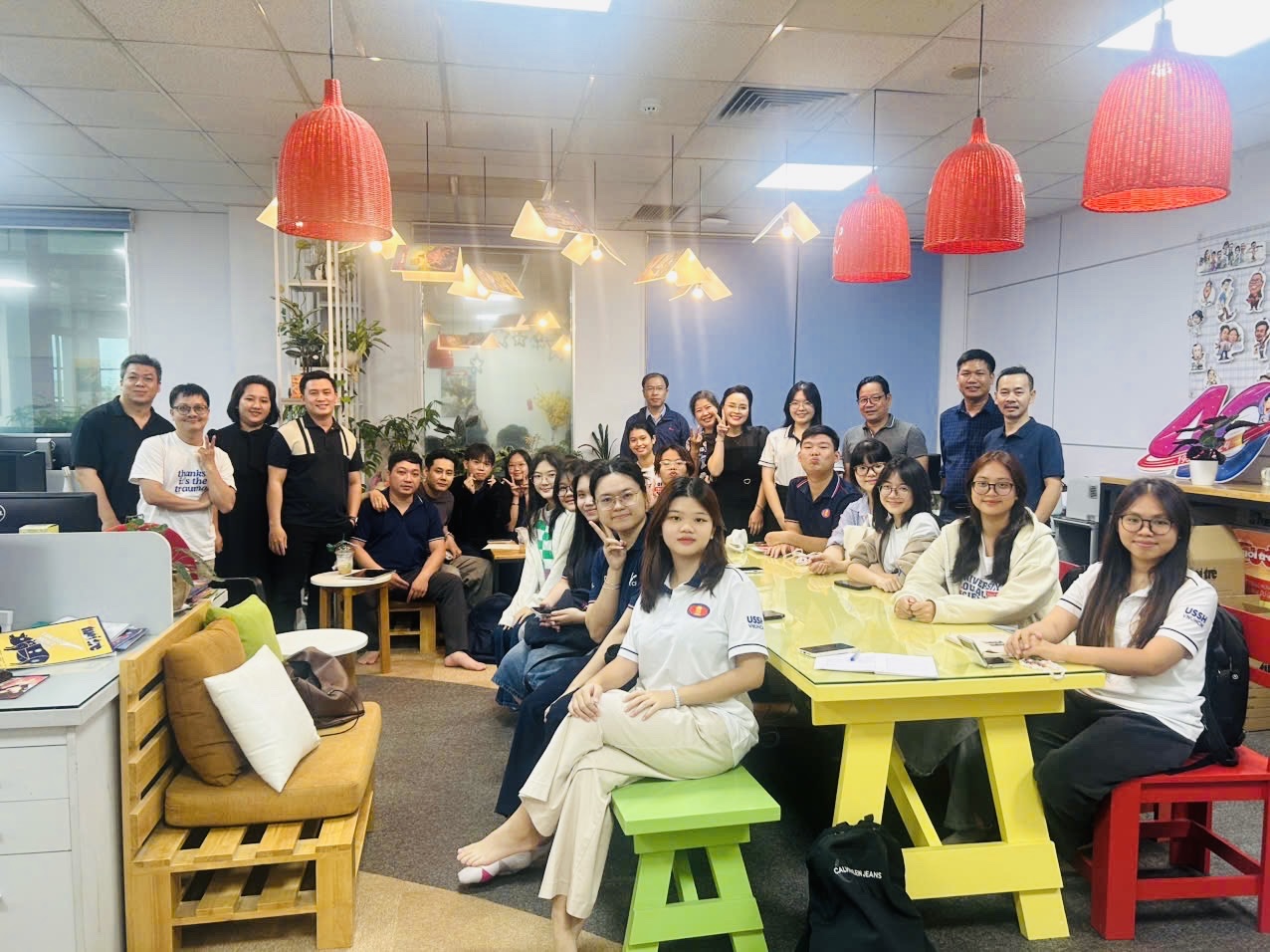Sinh viên hào hứng tham quan tòa soạn Báo Tuổi trẻ