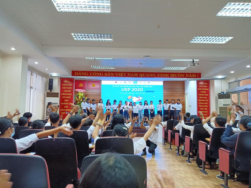 Sinh viên khoa Nhân học xuất sắc nhận học bổng VietHope năm 2020