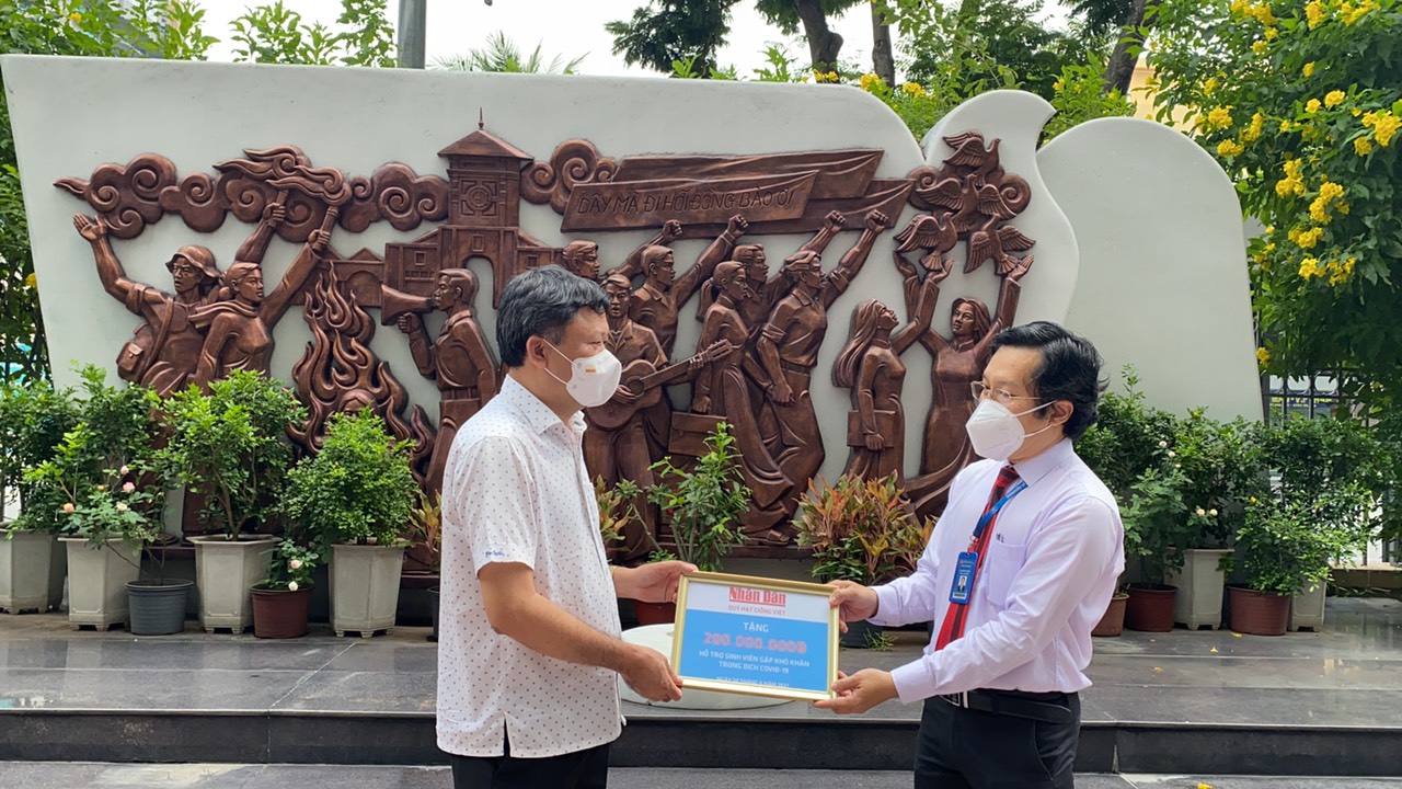 Quỹ Hạt Giống Việt, Báo Nhân Dân tặng 200 triệu đồng hỗ trợ sinh viên Nhân văn vượt qua đại dịch