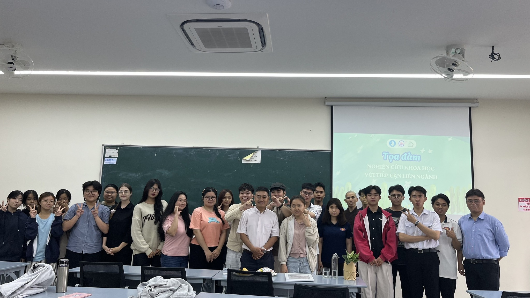 TOẠ ĐÀM NGHIÊN CỨU KHOA HỌC SINH VIÊN VỚI TIẾP CẬN LIÊN NGÀNH