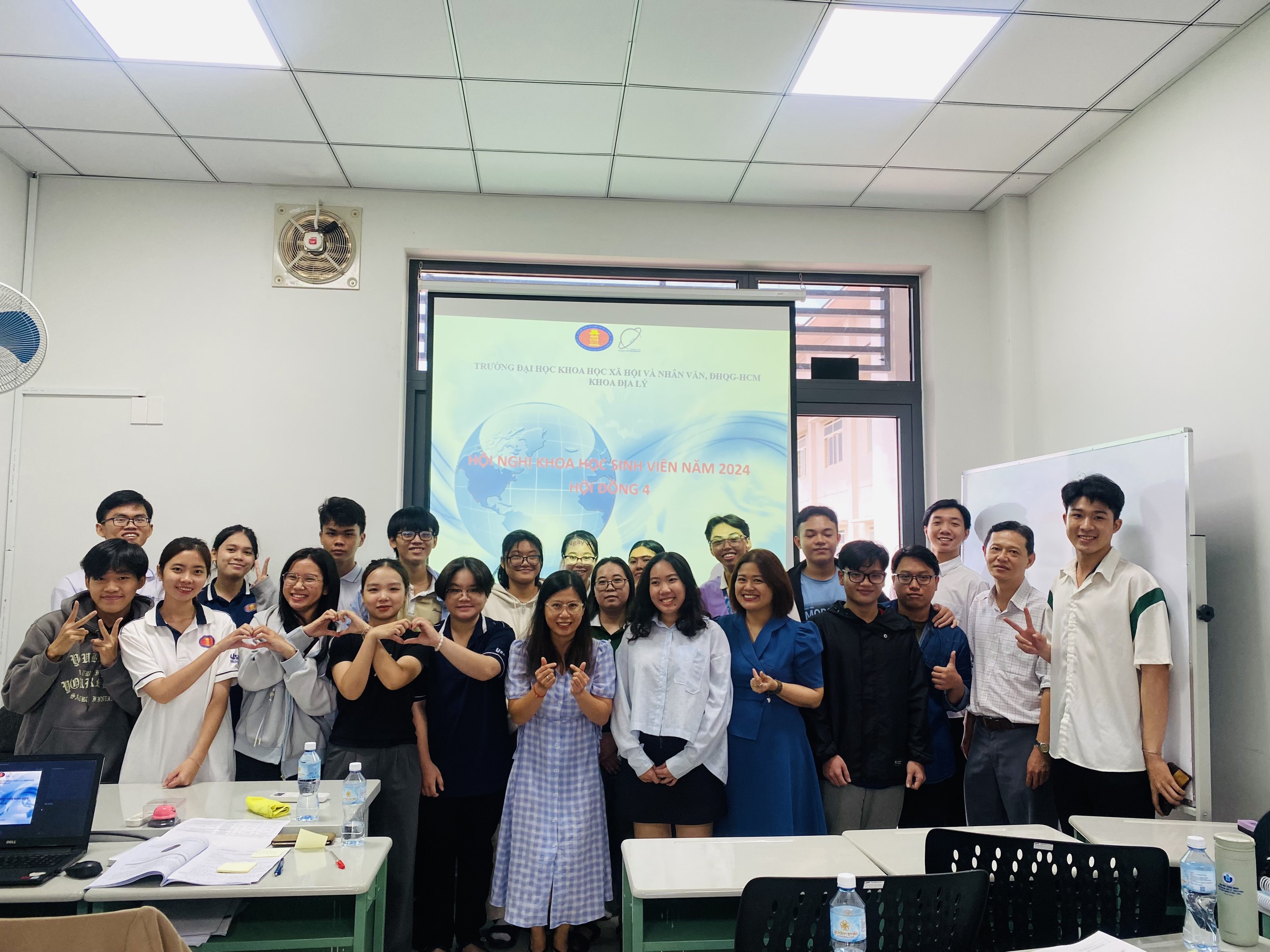 Khoa Địa lý tổ chức thành công buổi bảo vệ đề tài Nghiên cứu khoa học sinh viên năm học 2023-2024