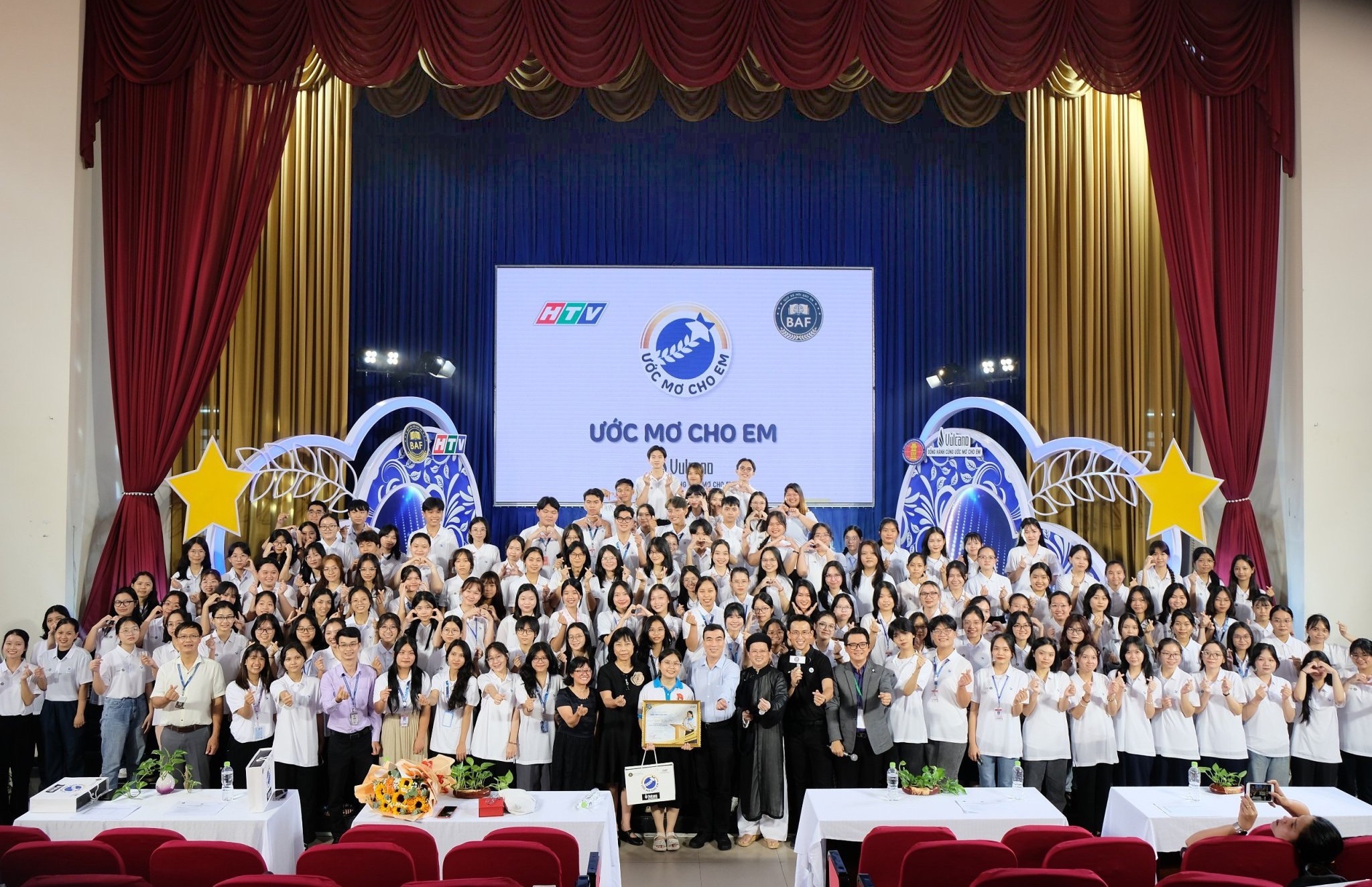 Sinh viên Nhân văn nhận học bổng của chương trình “Ước mơ cho em”