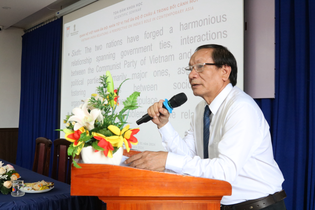 PGS.TS. Nguyễn Cảnh Huệ - Giảng viên hoa Đông phương học, Trường ĐH KHXH&NV, ĐHQG-HCM với báo cáo “Quan hệ Việt Nam - Ấn Độ trong bối cảnh mới”- Ảnh: Nhật Ánh 