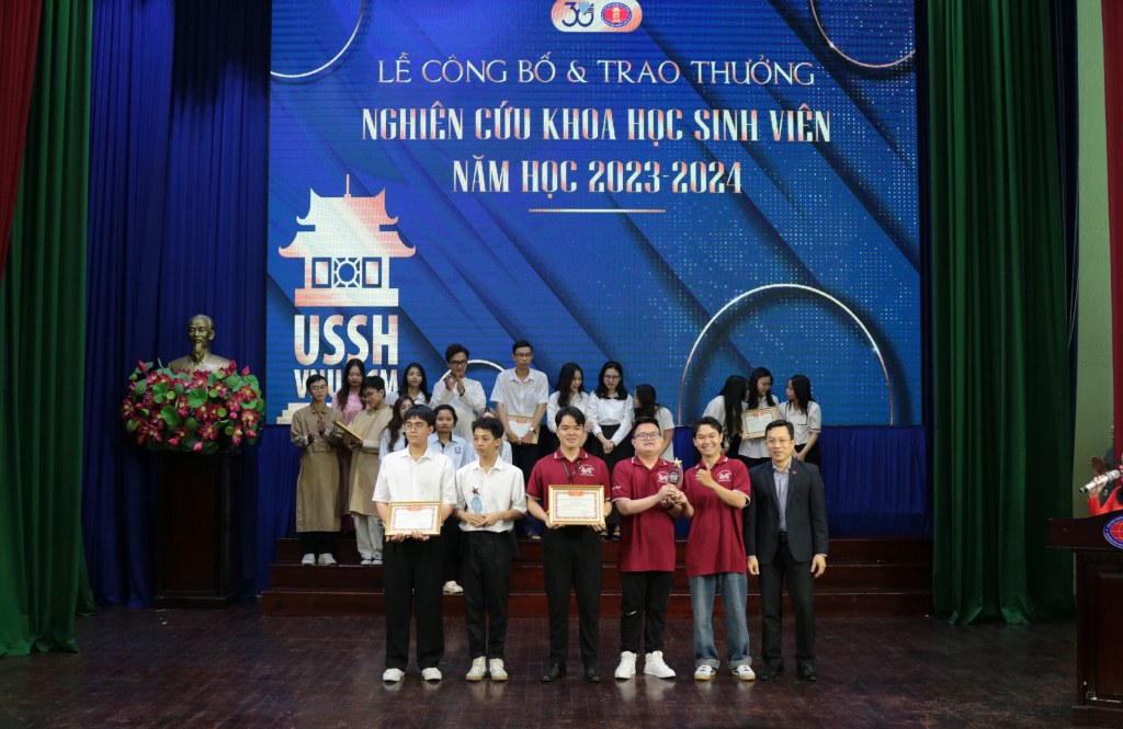 TS. Lê Hoàng Dũng trao giải nhất cho 2 nhóm sinh viên đạt giải - Ảnh: Phạm Trí