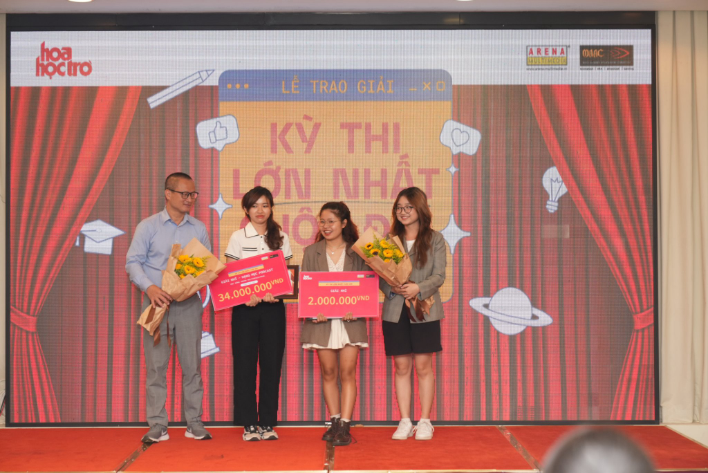 K Joon Na (đầm trắng) đạt giải Nhì hạng mục Podcast của cuộc thi - Ảnh: NVCC