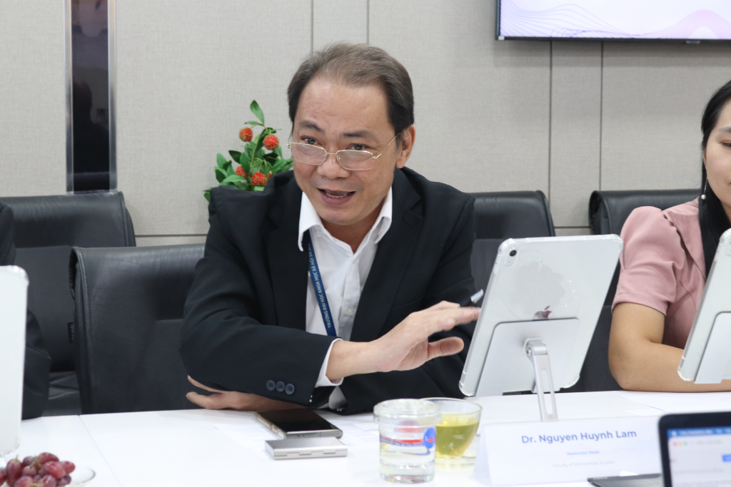 TS. Nguyễn Huỳnh Lâm chia sẻ những khó khăn của sinh viên quốc tế trong việc tiếp cận yếu tố văn hóa Việt Nam khi học ngôn ngữ, đồng thời đặt câu hỏi về hiệu quả thực tế khi ứng dụng công nghệ dịch thuật AI trong giảng dạy - Ảnh: MINH THƯ