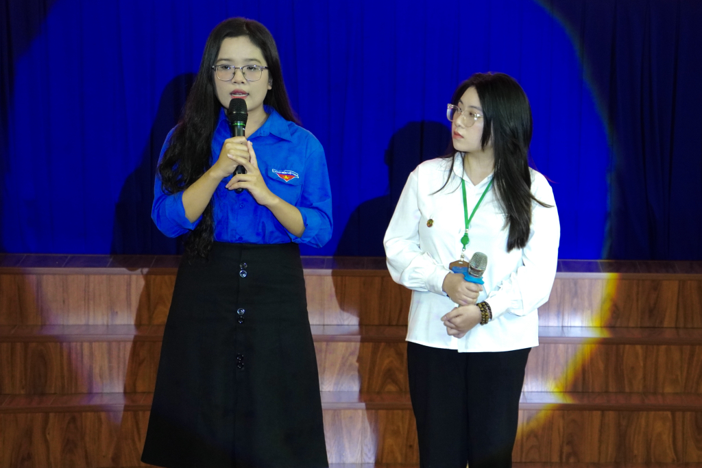 Nguyễn Cẩm Tú mong thế hệ trẻ kế thừa giá trị truyền thống, tiếp nối hành trình cống hiến của cha ông - Ảnh: KHÁNH MY