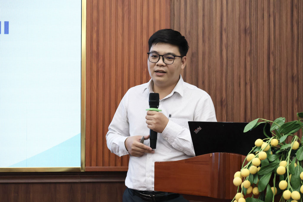 ThS. Đỗ Quang Chiến hướng dẫn quy trình kiểm tra cơ sở vật chất và công tác bảo quản đề thi, bài thi tại các điểm thi - Ảnh: KHÁNH BĂNG