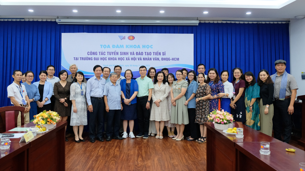 Thầy cô chụp ảnh lưu niệm sau buổi tọa đàm - Ảnh: Huyền Linh