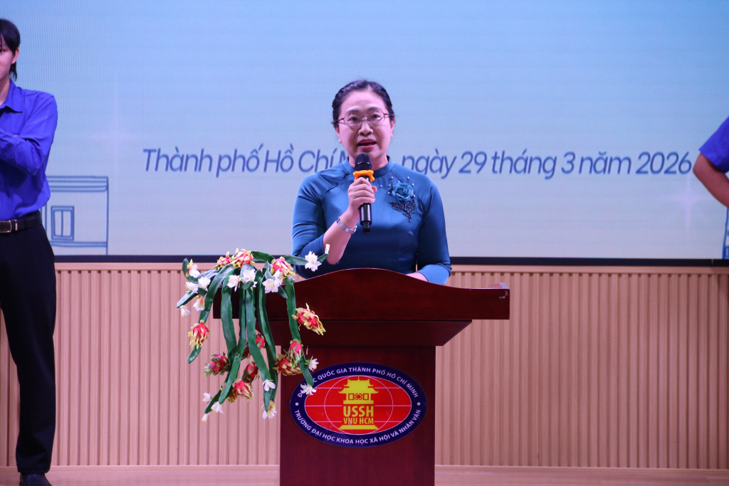 PGS.TS Lê Thị Ngọc Điệp tôn vinh những đóng góp sâu sắc của Đoàn trường trong hành trình 30 năm thành lập và phát triển - Ảnh: ĐỨC ÂN