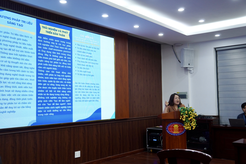 TS. Lê Thị Mai Liên trình bày mục tiêu đào tạo giúp người học vận dụng kiến thức chuyên môn theo định hướng Tâm lý lâm sàng, Tâm lý tổ chức - nhân sự và Tâm lý tôn giáo - Ảnh: KHÁNH MY