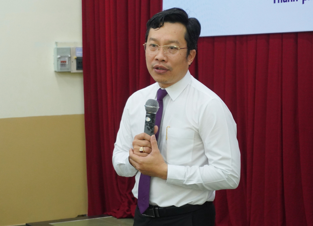 TS. Lê Hoàng Dũng cho biết đây là cơ hội hữu ích giúp đội ngũ viên chức phát triển khả năng ngôn ngữ - Ảnh: Ngọc Bích